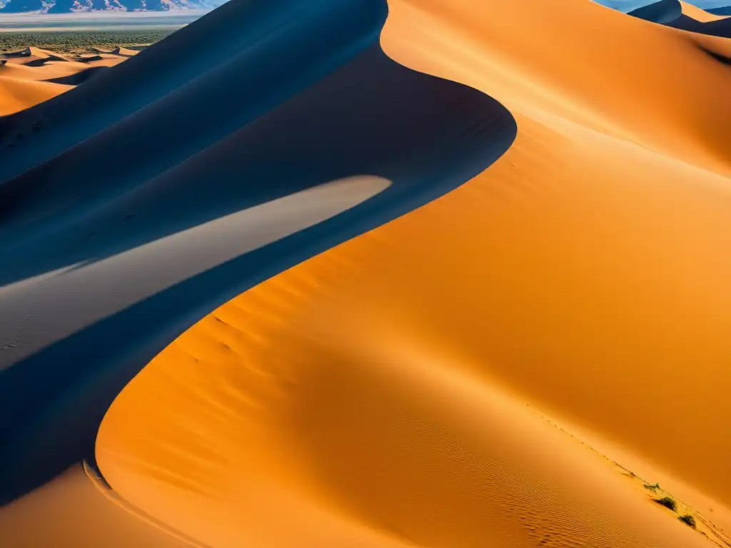 Detalle de las trampas de arena en Kalahari, con texturas y patrones intrincados, sombras dinámicas y un cielo azul vibrante